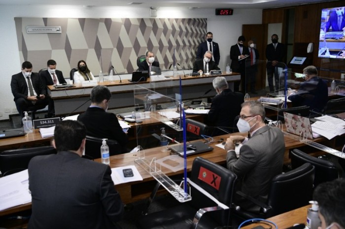 Diante da recusa de Emanuela Medrades de falar à CPI, o presidente da comissão, Omar Aziz, decidiu suspender a reunião e apresentar embargo de declaração para que o STF defina os limites do direito ao silêncio da depoente. - Agência Senado