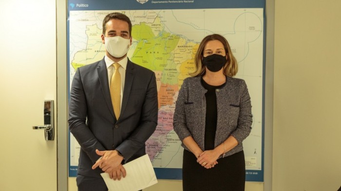 Governador Leite esteve reunido com Vanessa Luz, diretora-executiva do Departamento Penitenciário Nacional (Depen) - Foto: Gustavo Mansur / Palácio Piratini