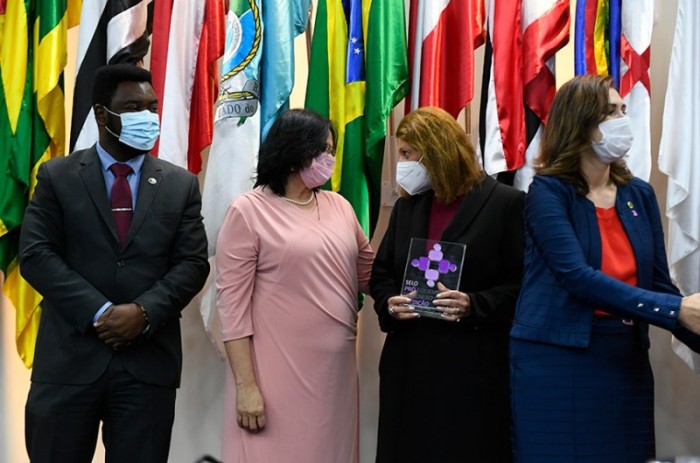 A diretora-geral do Senado, Ilana Trombka, recebeu o prêmio da ministra Damares Alves, juntamente com representantes de outras 64 empresas e instituições, nesta quarta-feira (14)