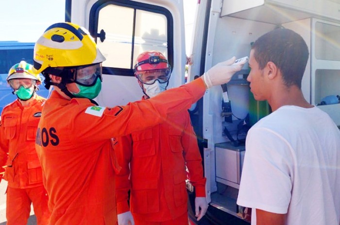 Bombeiros do DF medem temperatura de passageiros de ônibus em ação de prevenção à covid-19 - CBMDF