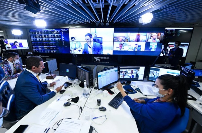 Nomes dos senadores que irão compor a comissão representativa para o período do recesso legislativo foram anunciados pelo deputado Marcelo Ramos, que presidiu a sessão do Congresso nesta quinta - Jefferson Rudy/Agência Senado