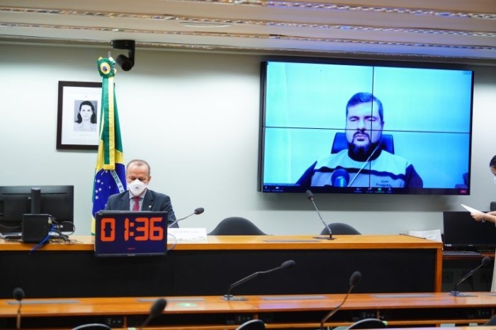 Salomão (na mesa) presidiu a audiência e Bauer (no telão) representou as pessoas com deficiência - (Foto: Pablo Valadares/Câmara dos Deputados)