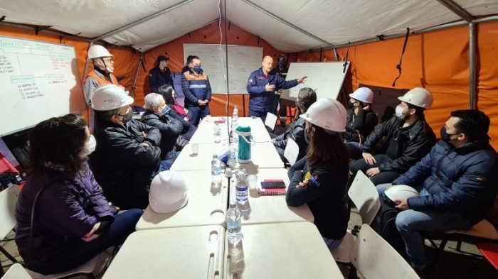 Em reunião com equipes de engenharia, tenente-coronel Estevam detalha a área de busca - Foto: Divulgação SSP