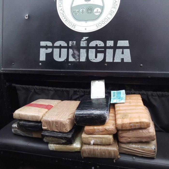 Base Arpão intercepta malas com drogas durante fiscalização no porto de Tefé