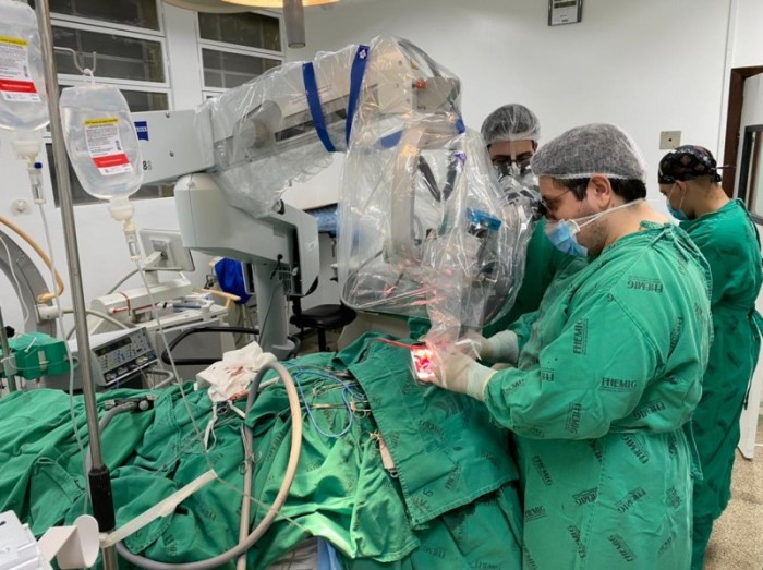 Hospital Regional Antônio Dias realiza primeira cirurgia de aneurisma por microscopia