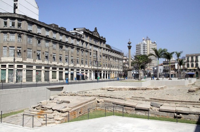 O sítio arqueológico Cais do Valongo, no Rio de Janeiro, poderá ter proteção especial do poder público na condição de patrimônio histórico-cultural afro-brasileiro. A proposta é do senador Paulo Paim - wikipedia