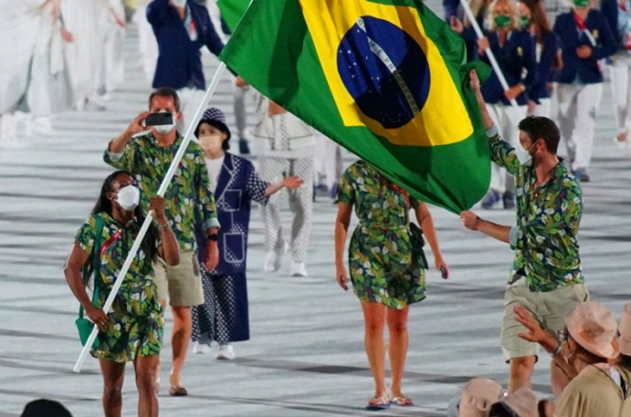 Ketleyn Quadros e Bruninho carregam a bandeira brasileira durante a cerimônia de abertura dos Jogos - Rodolfo Vilela/rededoesporte.gov.br