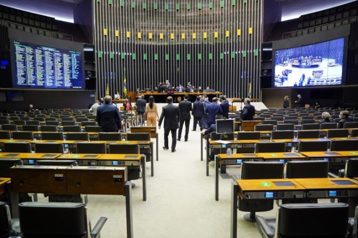 No Plenário, deputados aprovaram 76 projetos, 24 MPs e 2 PECs no primeiro semestre - (Foto: Pablo Valadares/Câmara dos Deputados)
