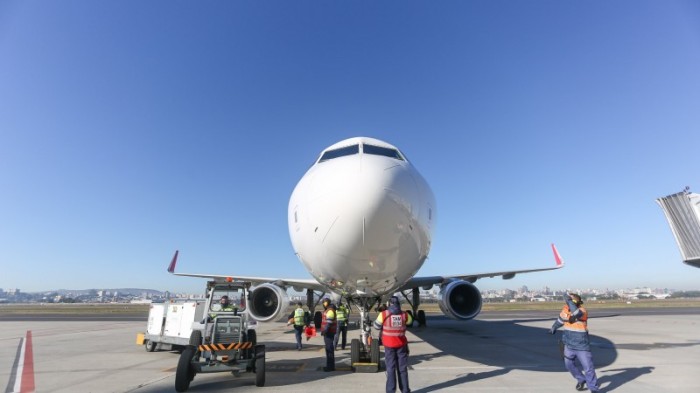 As 166.140 doses da Pfizer estavam no primeiro voo que chegou a Porto Alegre neste sábado (31) transportando imunizantes - Foto: Maicon Hinrichsen/Palácio Piratini