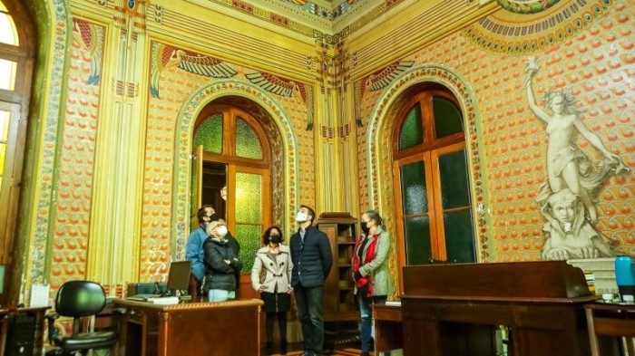 Comitiva contempla instalações da Biblioteca Pública do Estado, que completou 150 anos e passará por reformas a partir de agosto - Foto: Gustavo Mansur/Palácio Piratini