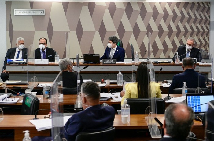 Reverendo Amilton Gomes de Paula (2º à esq.), o vice-presidente da CPI, Randolfe Rodrigues, e o relator, Renan Calheiros