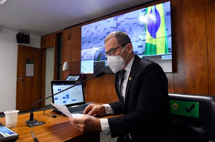 O senador Fabiano Contarato foi o relator da proposta, que inclui desempenho acadêmico e condição social entre os critérios de seleção - Jefferson Rudy/Agência Senado