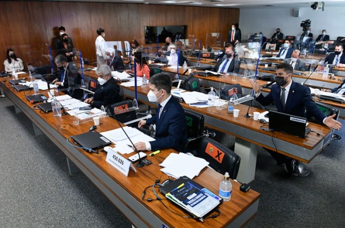 O requerimento é do vice-presidente da CPI, Randolfe Rodrigues (C)