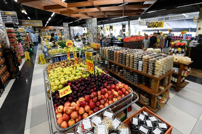 o texto prevê que estabelecimentos atacadistas e varejistas de alimentos, que não sejam pequenas ou microempresas, doem alimentos não destinados à venda que estiverem em condições de consumo, com aplicação de multas aos que não cumprirem a lei - Marcos O