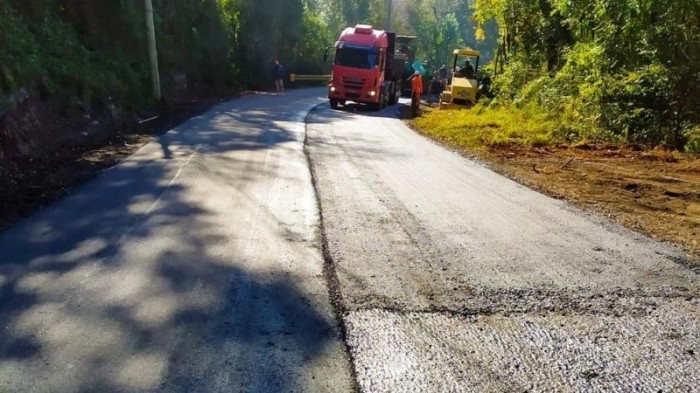 Trabalho na rodovia inclui uniformização do pavimento e revitalização da sinalização - Foto: Divulgação Daer