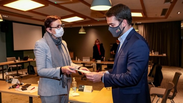 Presidente da Microsoft no Brasil, Tânia Cosentino entregou documento a Leite que oficializa o interesse em firmar acordo com RS - Foto: Gustavo Mansur / Palácio Piratini