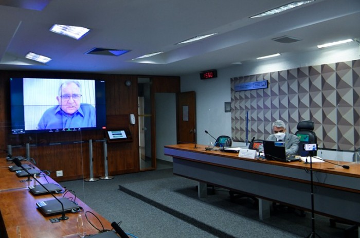 O senador Izalci Lucas (na tela) apresentou relatório em que rejeita a redução da carga horária, que havia sido proposta em emenda ao PLC 31/2010 - Leopoldo Silva/Agência Senado