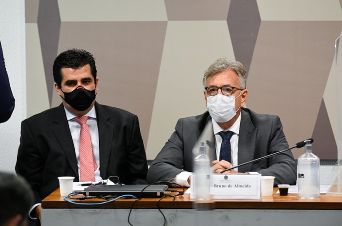 Ao lado do advogado, o tenente-coronel da reserva Helcio Bruno de Almeida (D) presta depoimento à CPI - Jefferson Rudy/Agência Senado