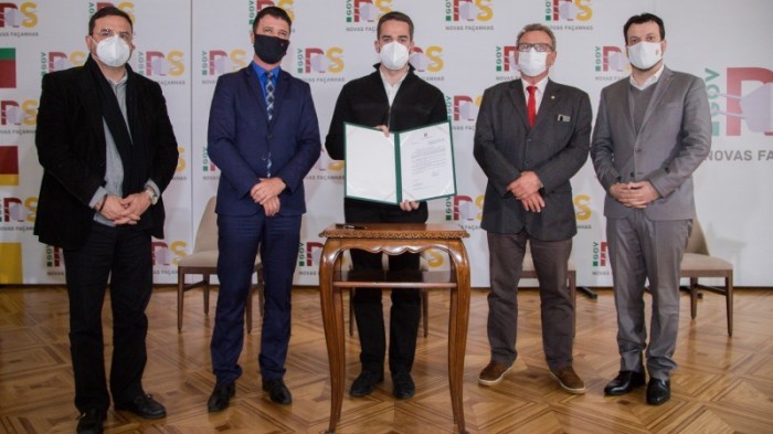 Governador Leite, secretários de Estado e parlamentares na assinatura do PLC - Foto: Felipe Dalla Valle/Palácio Piratini