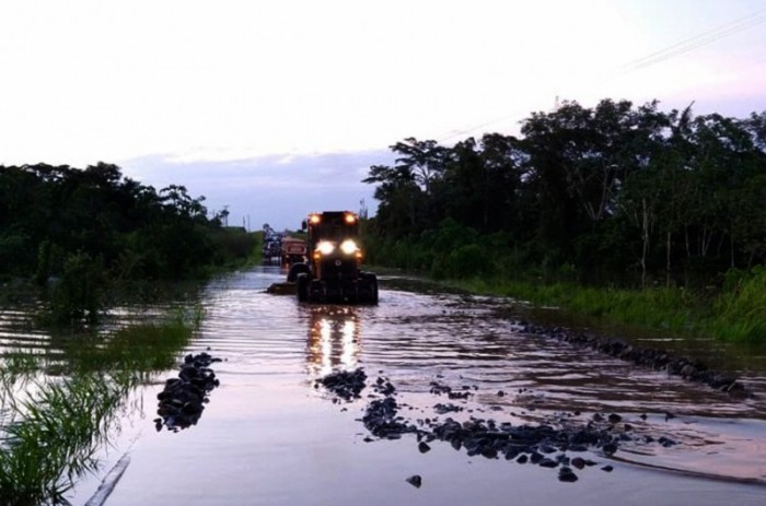 Máquinas do DNIT tentam consertar rodovia alagada no Acre - Twitter/Dnit Oficial