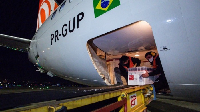 Um lote com 63.250 doses de vacina Astrazeneca chegou ao RS na noite de quarta-feira (11/8) - Foto: Felipe Dalla Valle/Palácio Piratini