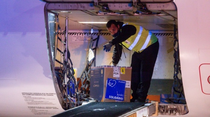 Na noite desta sexta-feira (13/8), um lote de 65.520 doses da Pfizer chegou no Aeroporto Salgado Filho - Foto: Felipe Dalla Valle/Palácio Piratini