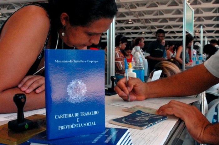 Novo programa garante o pagamento de uma parte do seguro-desemprego ao trabalhador que tiver o contrato suspenso ou o salário e a jornada reduzidos - Arquivo/ABr