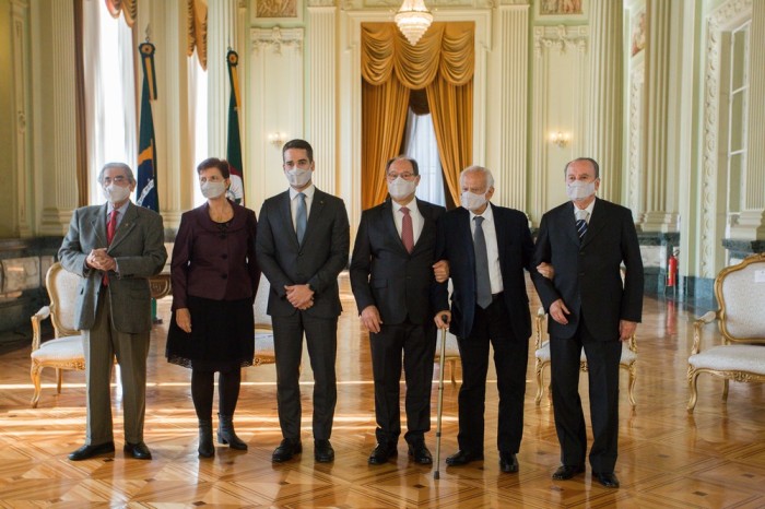 Olívio Dutra, Yeda Crusius, Eduardo Leite, José Ivo Sartori, Pedro Simon e Jair Soares em evento no Palácio Piratini, em maio desde ano. — Foto: Felipe Dalla Valle/Palácio Piratini