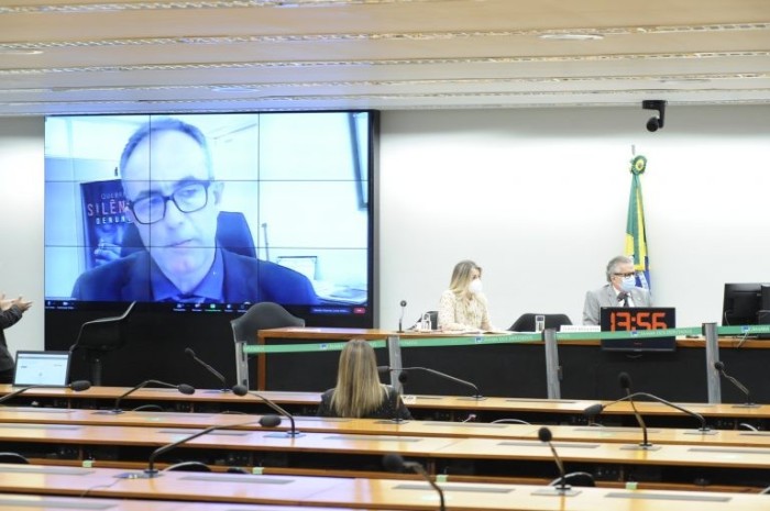 Mauricio Cunha (telão): texto não limita quantidade pensões por família - (Foto: Gustavo Sales/Câmara dos Deputados)