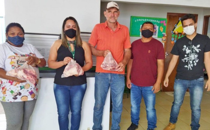Agricultor Elói Quitaiski comemorou a entrega da carne suína ao PAA - Foto: Ruraltins/Governo do Tocantins