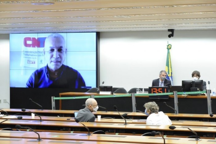 Heleno Araújo (no telão) defendeu a rejeição da reforma administrativa - (Foto: Gustavo Sales/Câmara dos Deputados)