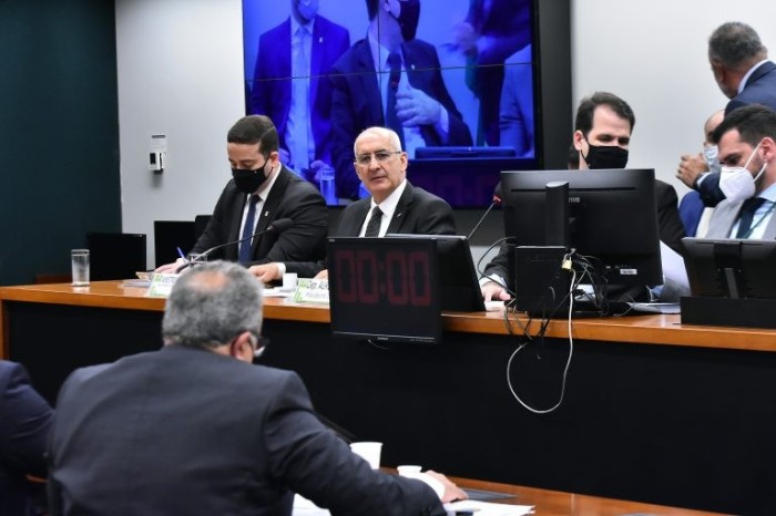 General Ramos (segundo da esq. para dir.) é questionado por deputados - (Foto: Reila Maria/Câmara dos Deputados)