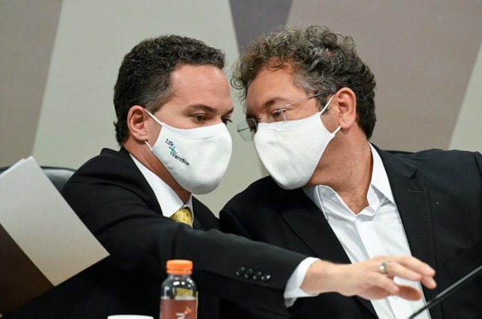 Maximiano (D) ouve orientação do advogado Ticiano Figueiredo - Jefferson Rudy/Agência Senado