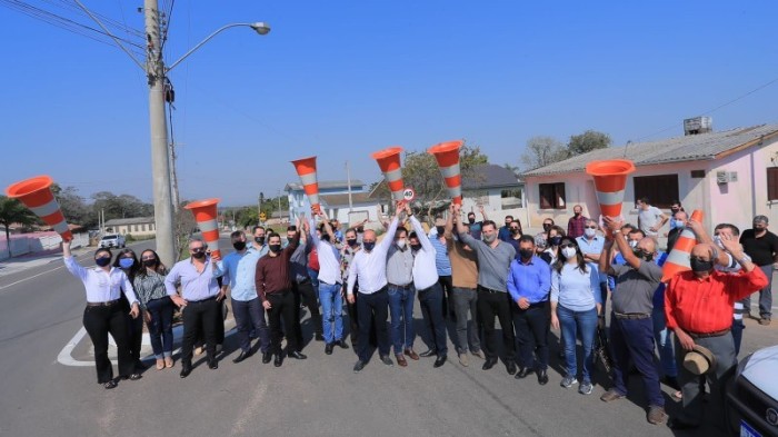Comunidade celebra a conclusão da obra com a tradicional retirada dos cones de sinalização - Foto: Daer Divulgação