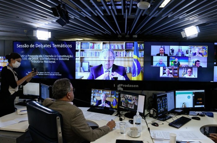 O relator da PEC, Roberto Rocha, ouve o ministro da Economia, Paulo Guedes (Telão)