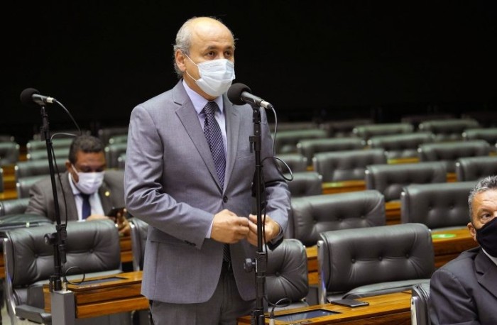 Gustavo Fruet: proposta busca assegurar direitos dos passageiros - (Foto: Pablo Valadares/Câmara dos Deputados)