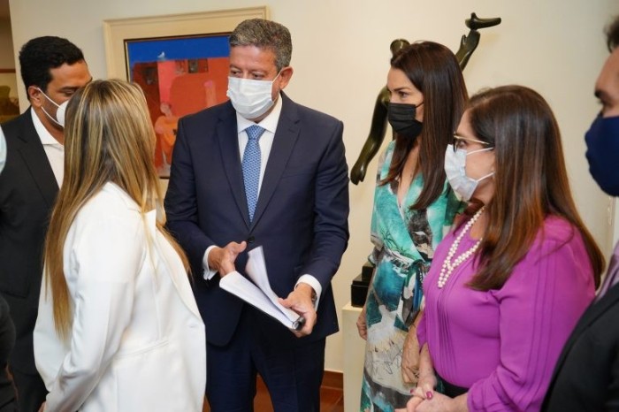 Deputados do grupo de trabalho com o presidente da Câmara, Arthur Lira (C) - (Foto: Pablo Valadares/Câmara dos Deputados)