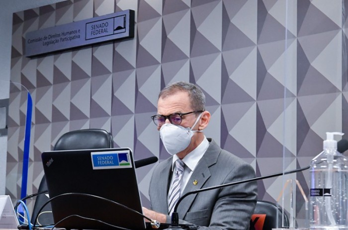 Presidida pelo senador Fabiano Contarato, CDH aprovou projeto do senador Romário que determina a esses pacientes atendimento prioritário, reserva de assentos em transporte e vagas em estacionamentos públicos - Waldemir Barreto/Agência Senado