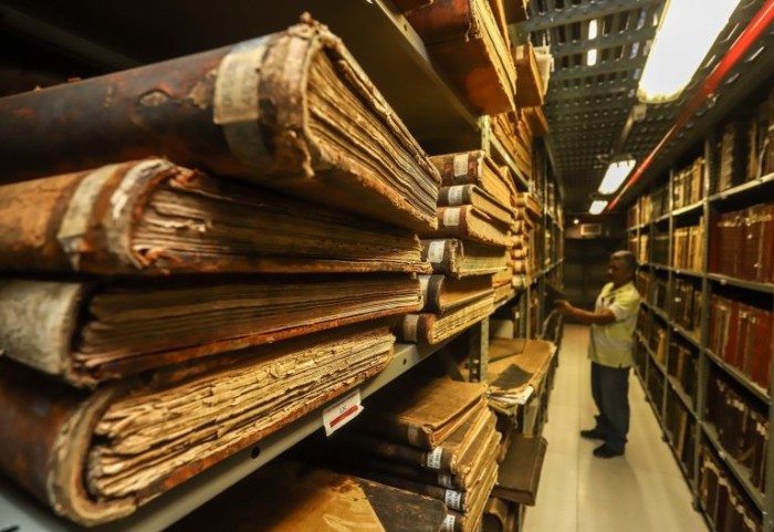 Conservação de documentos históricos no Arquivo Público do Estado de São Paulo - (Foto: Divulgação/Governo de São Paulo)