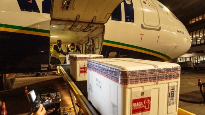 Na noite desta segunda-feira (23/8), um lote de vacinas Astrazeneca chegou ao RS - Foto: Gustavo Mansur/Palácio Piratini