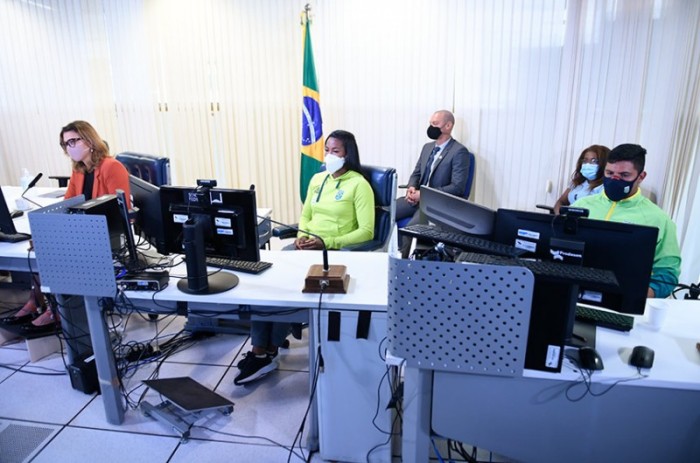 Leila Barros e os atletas Ketleyn Quadros e Kawan Pereira no "bunker" do Prodasen - Edilson Rodrigues/Agência Senado