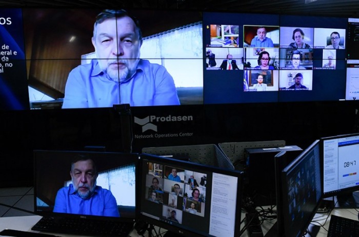 O senador Flávio Arns, que propôs a sessão, no debate com especialistas convidados (no telão) - Roque de Sá/Agência Senado