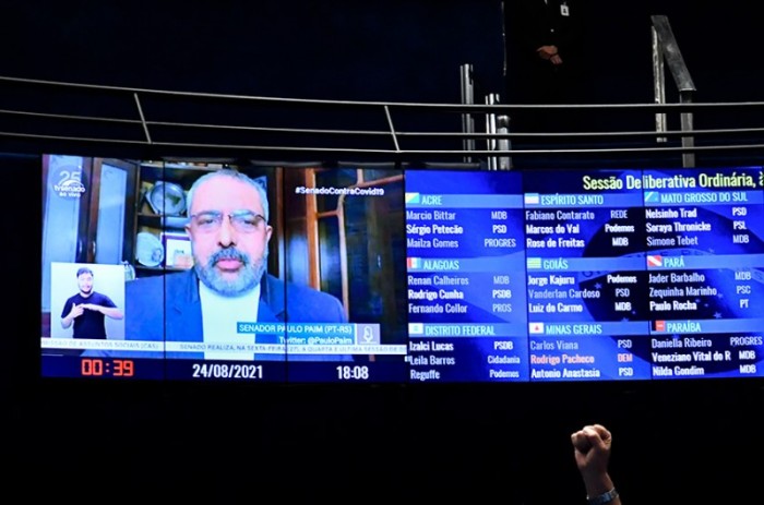 O senador durante a sessão plenária desta segunda-feira