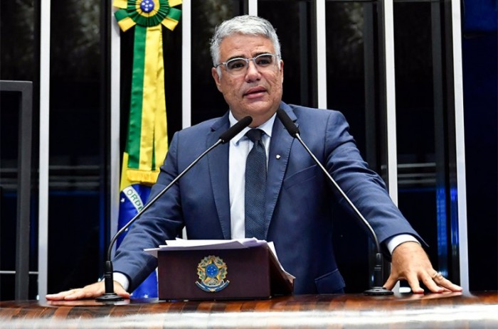 O senador lembrou que ele próprio entregou um pedido de impeachment do ministro do STF