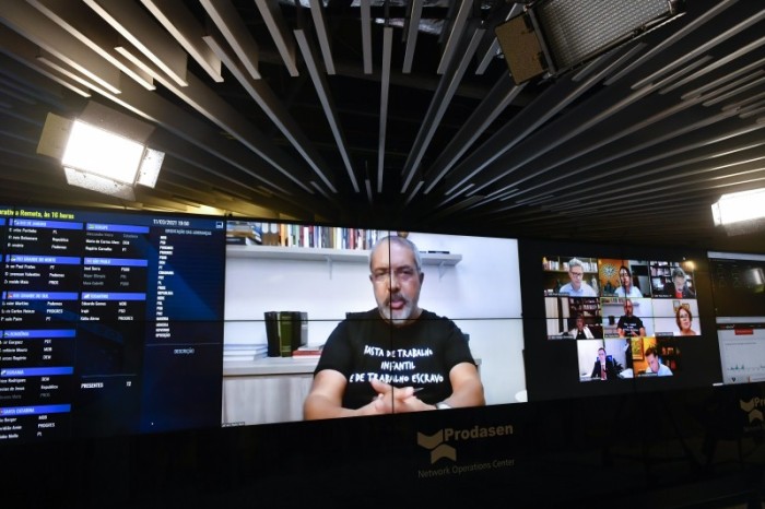 Paulo Paim (no telão, em reunião remota em março) é o autor do pedido de audiência pública