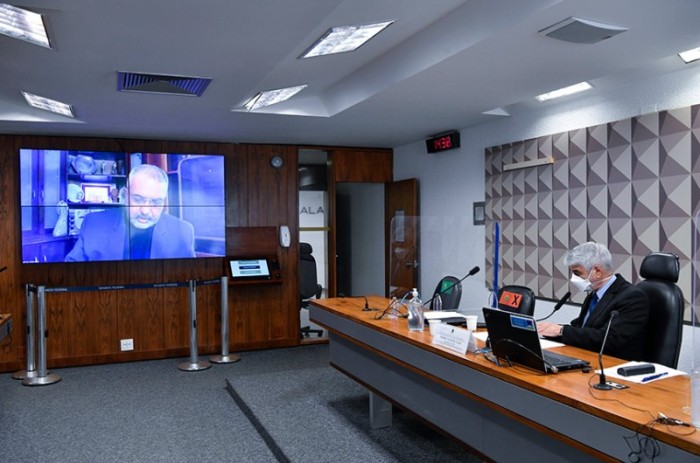 Paulo Paim (na tela) e Humberto Costa durante reunião da CDH em que o projeto foi aprovado; o texto segue para votação no Plenário do Senado - Leopoldo Silva/Agência Senado