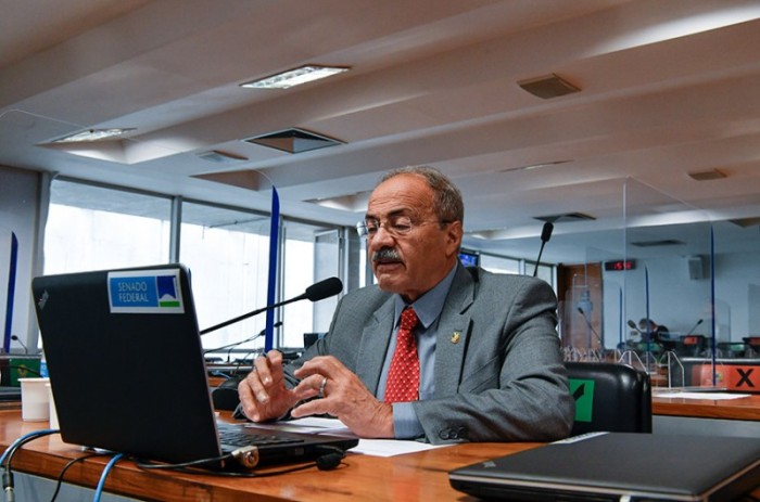 O relatório favorável ao projeto, do senador Marcos Rogério (DEM-RO), foi lido pelo senador Chico Rodrigues (DEM-RR) - Leopoldo Silva/Agência Senado