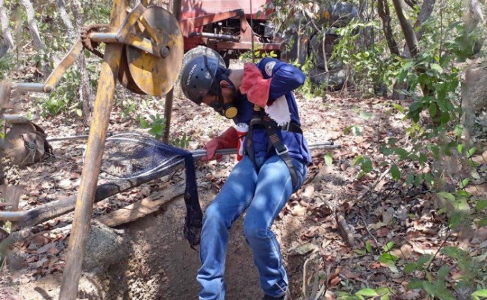 Equipe da Adapec realiza monitoramento de abrigos de morcegos hematófagos em cisterna abandonada - Foto: Adapec/Governo do Tocantins