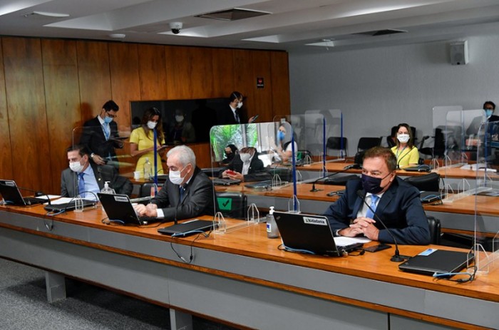 Vanderlan Cardoso, que leu o parecer, Otto Alencar e Alvaro Dias, autor do projeto - Leopoldo Silva/Agência Senado