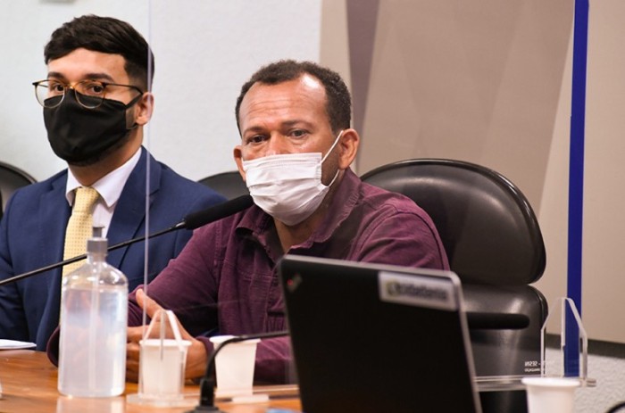 Acompanhado do advogado Alan Ornelas, o motoboy Ivanildo Gonçalves da Silva confirmou saques milionários e pagamento de boletos em nome da VTCLog, mas não deu detalhes sobre os destinatários - Roque de Sá/Agência Senado